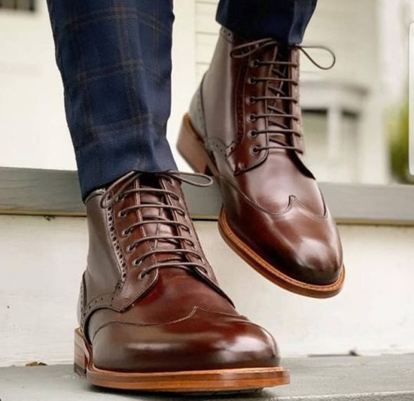 Elegant brown lace‑up dress shoe